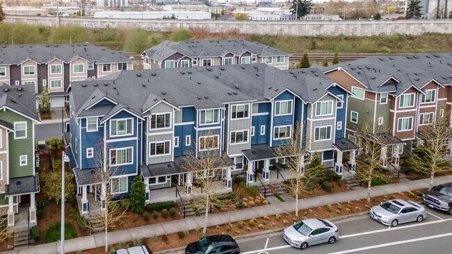 Building Photo - Spaciously Modern Tri Level Townhome for Rent in North Everett