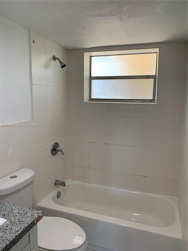 Building Photo - 1370 NE 119th St