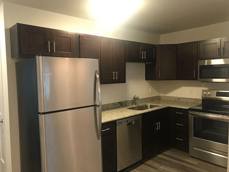 Interior Photo - 519 N Lincoln St