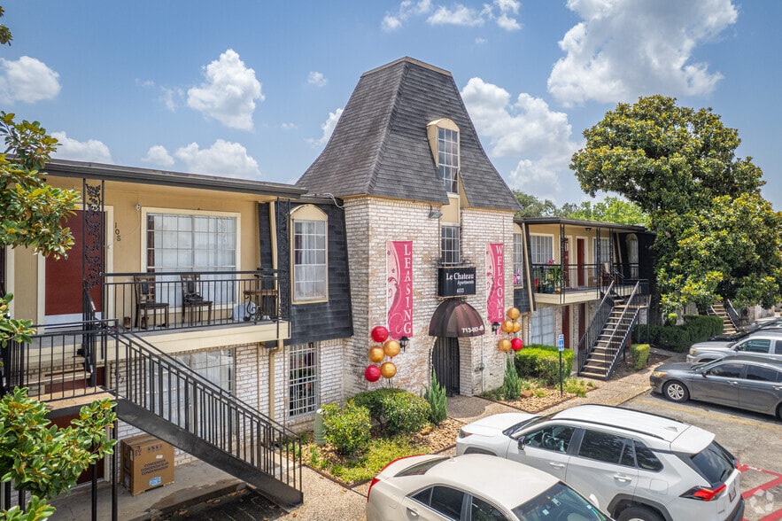 Primary Photo - Le Chateau Apartments
