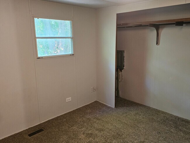 Building Photo - 3 bed 2 bath mobile home in quite community