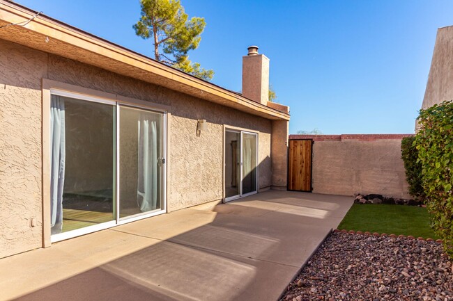 Building Photo - Discover Your Oasis in Scottsdale