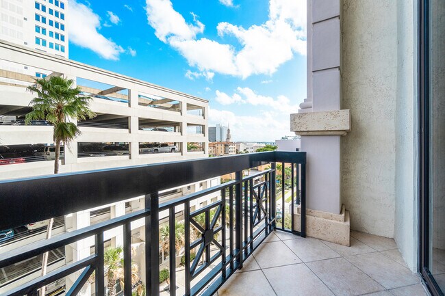 Building Photo - 801 S Olive Ave