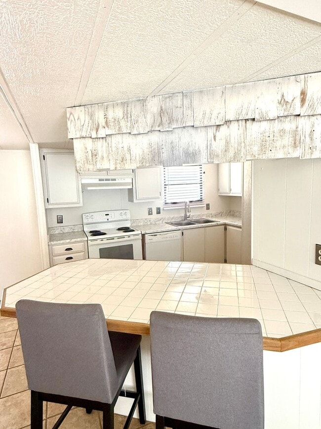 Building Photo - Beautiful Home with Quiet Location