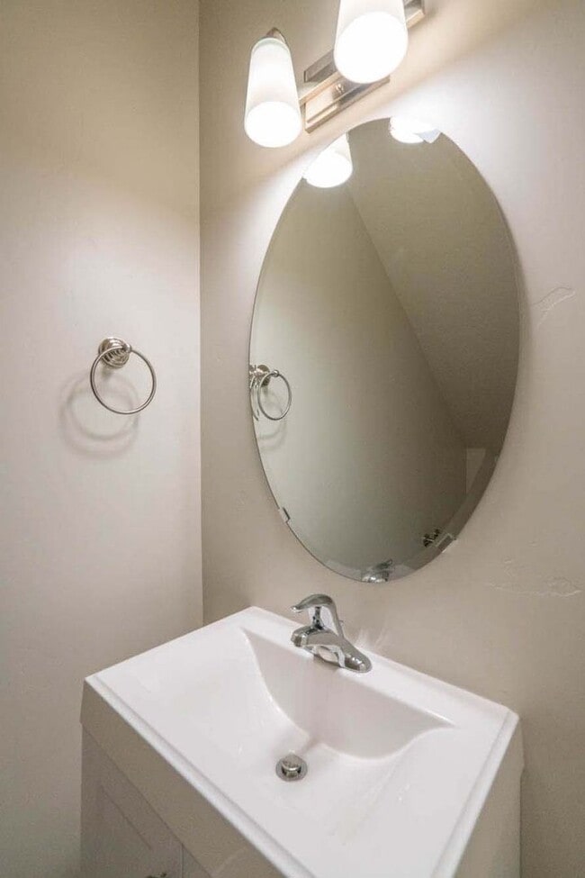 Building Photo - Beautiful Townhome in Hurricane Heights!