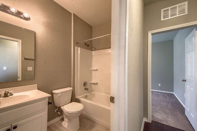 Building Photo - BEAUTIFUL HOME OFFERING 50% OFF 1ST MONTH'S RENT!!