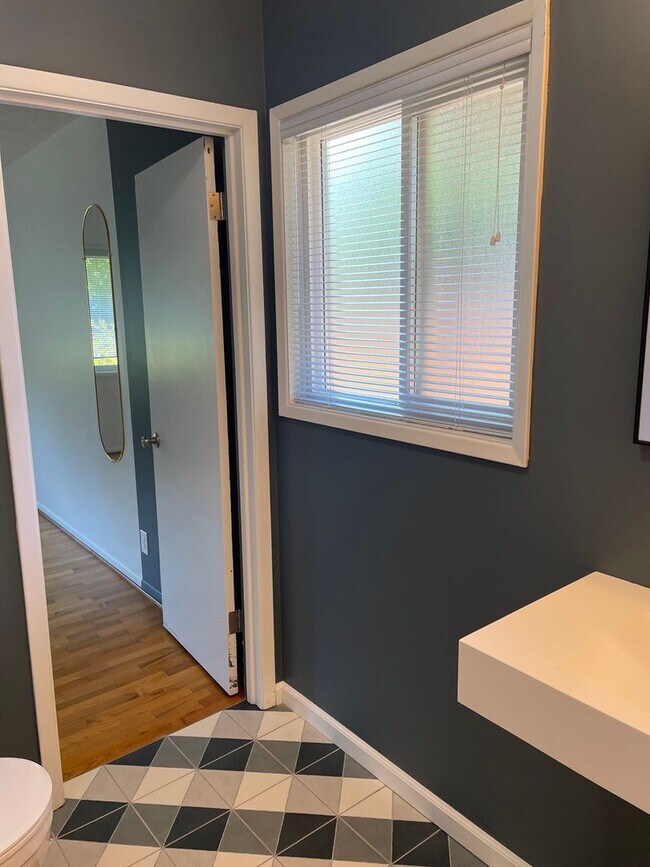 Building Photo - East Medford 3 Bedroom 2 Bathroom