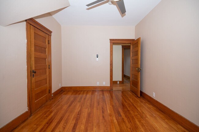 Building Photo - Convenient Location & Updated Amenities!