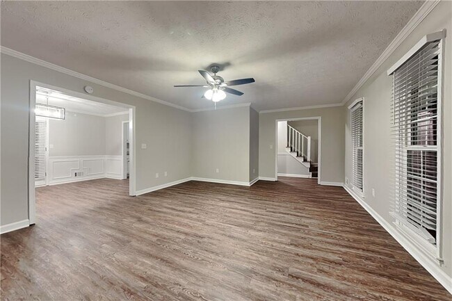 Building Photo - 2245 Huntington Dr