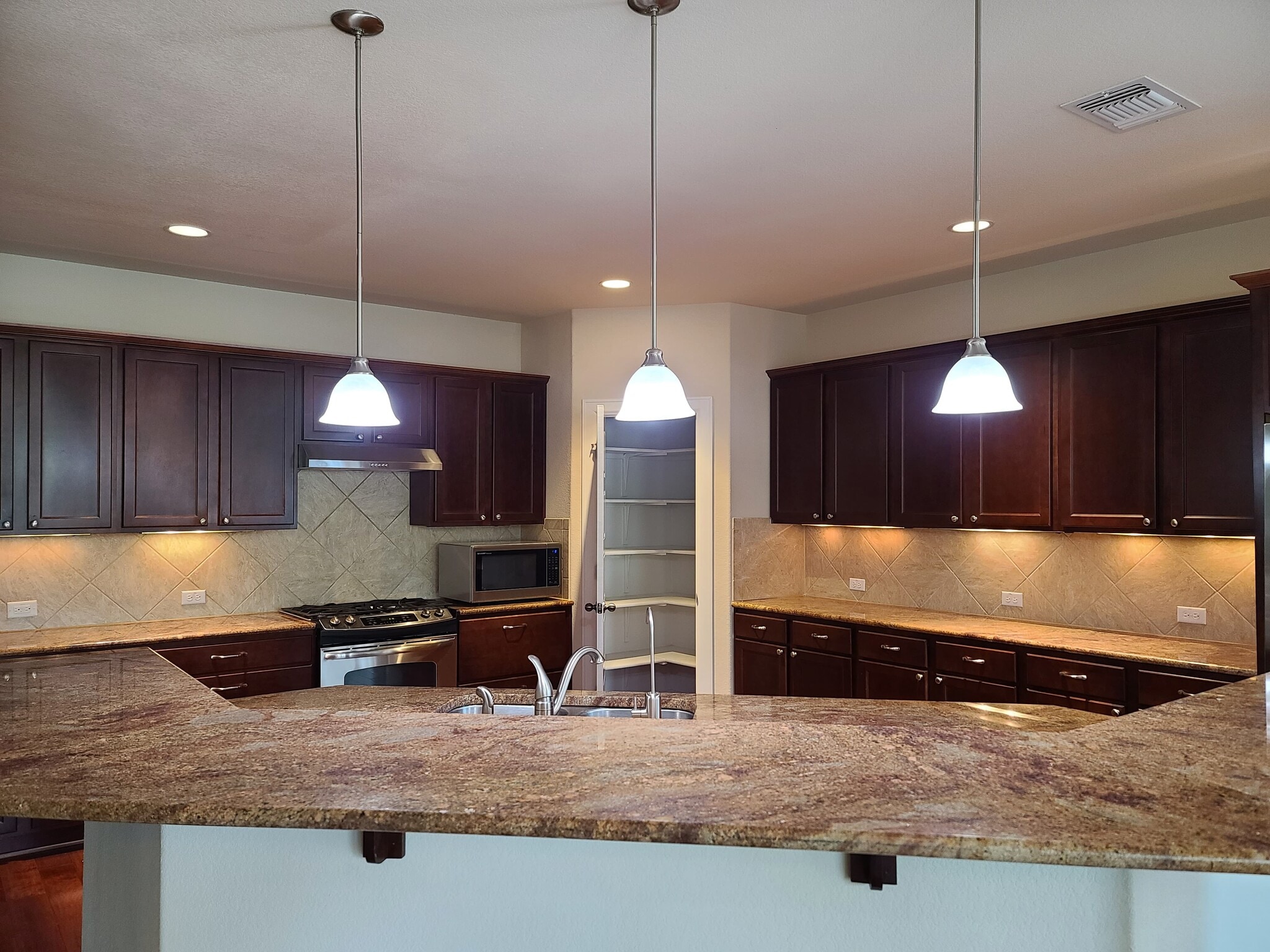 Building Photo - 218 Simmons Dr