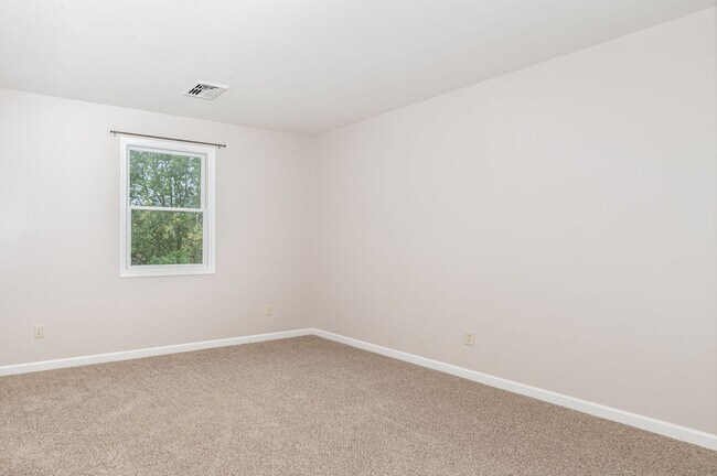 Building Photo - Spacious 3 bedroom Split level