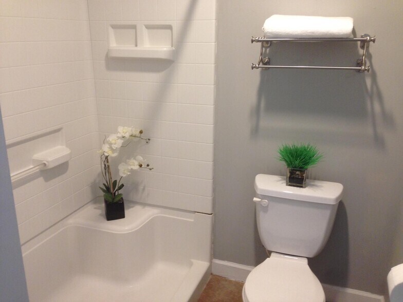 Upstairs full bath shower/tub - 17 N Randolph St