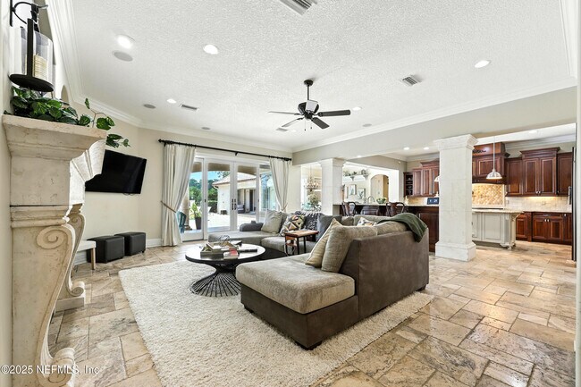 Building Photo - 2061 Crown Dr