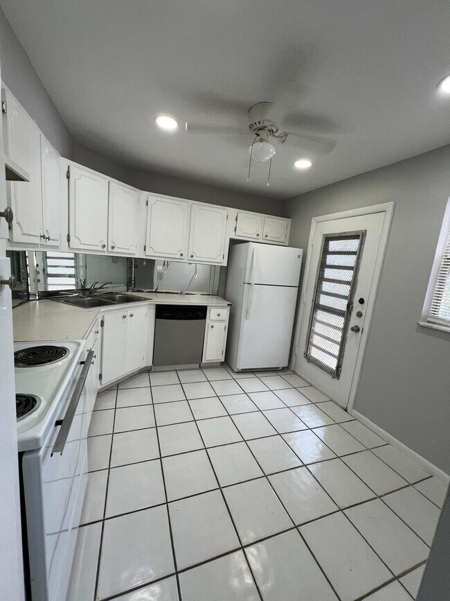 Building Photo - Spacious 2 Bedroom in Inverrary