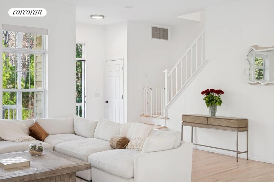 Building Photo - 5 Van Scoys Path E