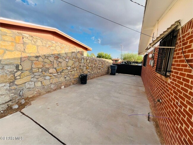 Building Photo - 9632 Montwood Dr