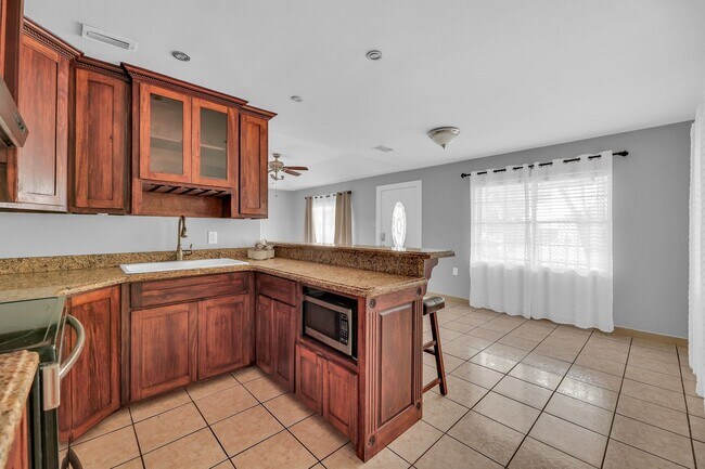 Building Photo - SPACIOUS! LOCATION!