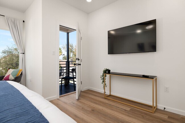 Building Photo - Luxury 3 Bedroom 2.5 Restroom Townhouse for Long-Term Lease | Gated Community-North McAllen