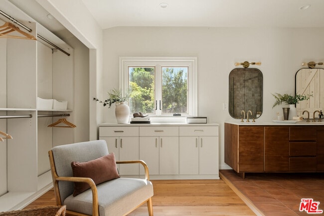 Building Photo - 1518 N Beverly Dr