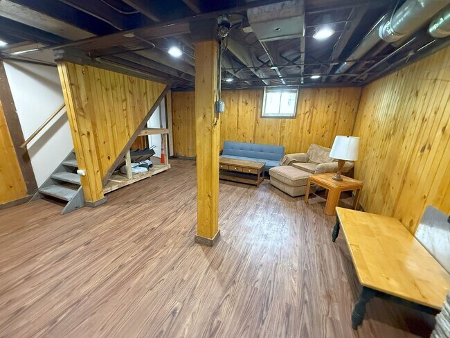 Building Photo - 104 Lathrop St