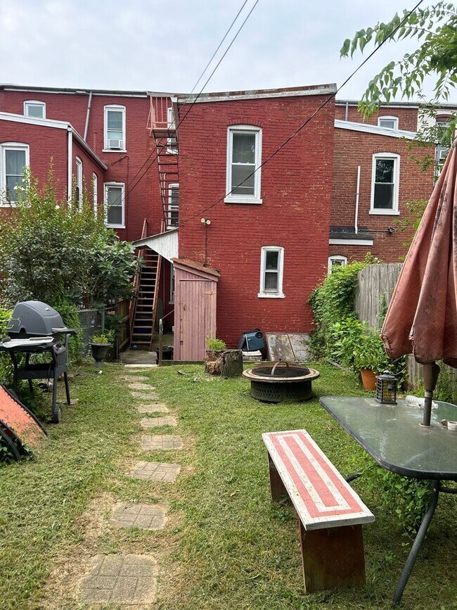 Building Photo - 833 Columbia Ave
