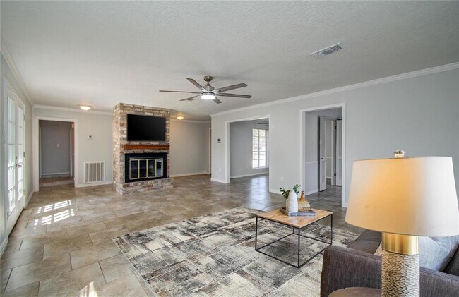 Building Photo - 3605 Kingsway Dr