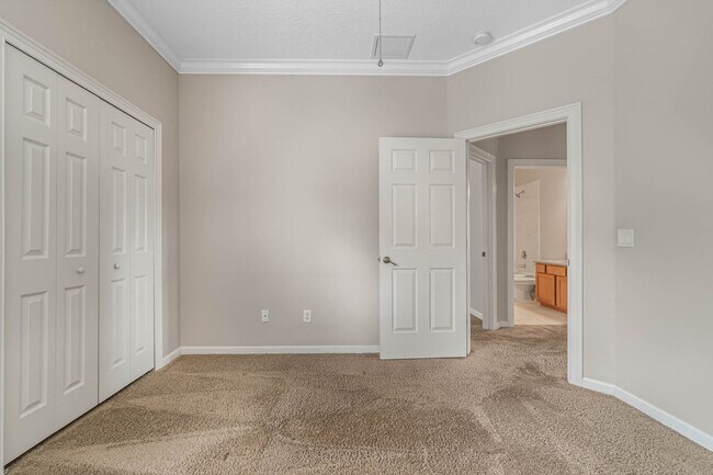 Building Photo - Around the Corner to Avalon Park Towncente...