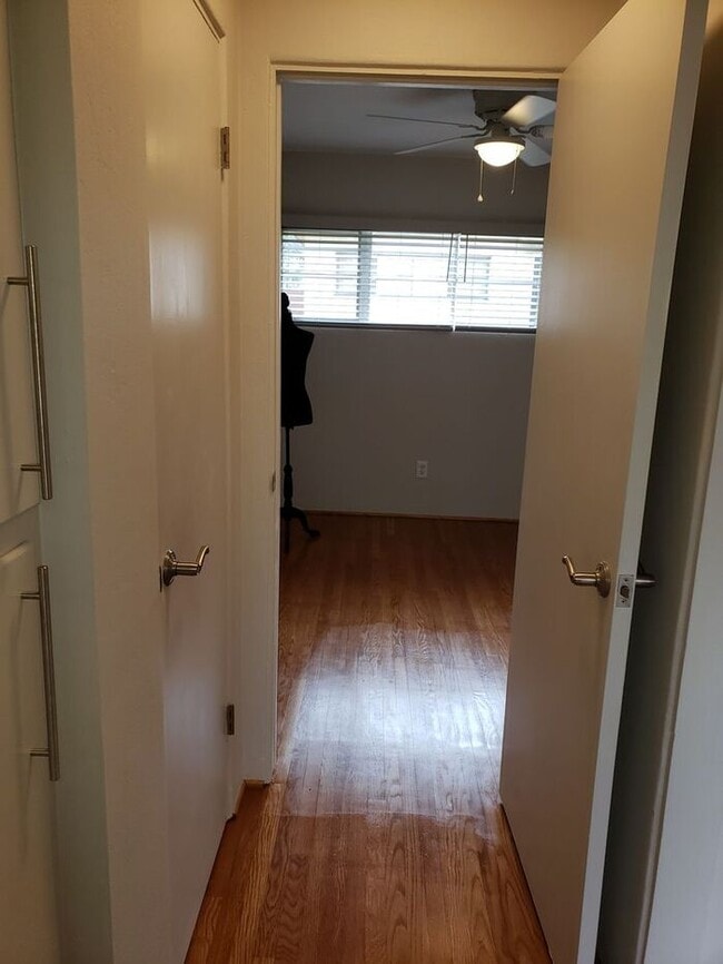 Building Photo - Vintage 1 Bedroom in Kensington with priva...