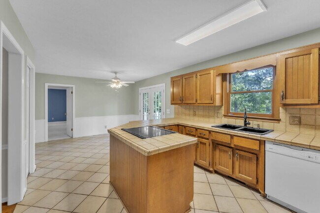 Building Photo - Spacious 4BR, 4BA Home with Lake Views in Belle Terre Acres $2,225/mo rent***