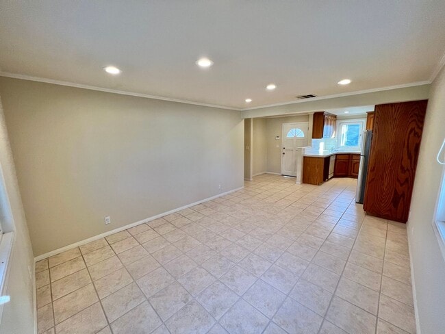 Building Photo - Peninsula Living just steps to the Beach - Garage included