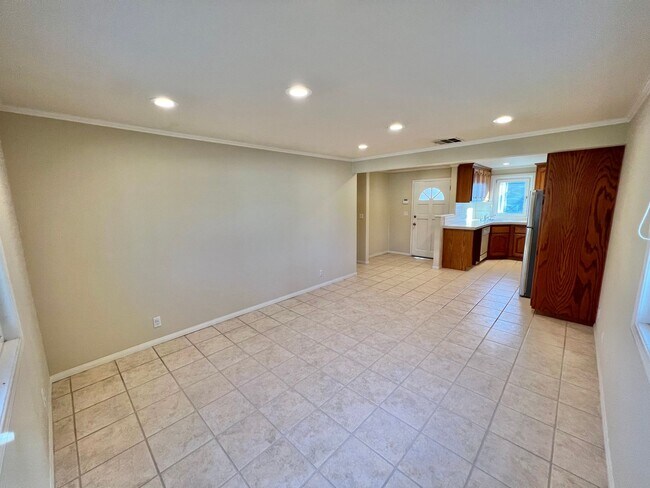 Building Photo - Peninsula Living just steps to the Beach