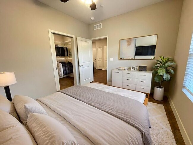 Building Photo - First Floor HCA Apartment with Extra-Large Primary Bath - Enjoy a $500 rent credit when you lease...