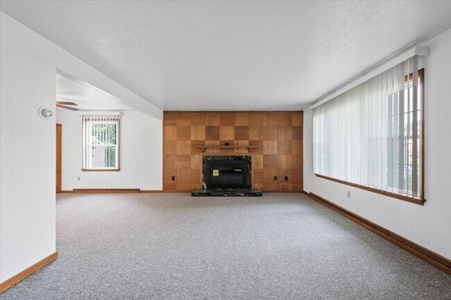 Building Photo - 3635 Poplar Ave