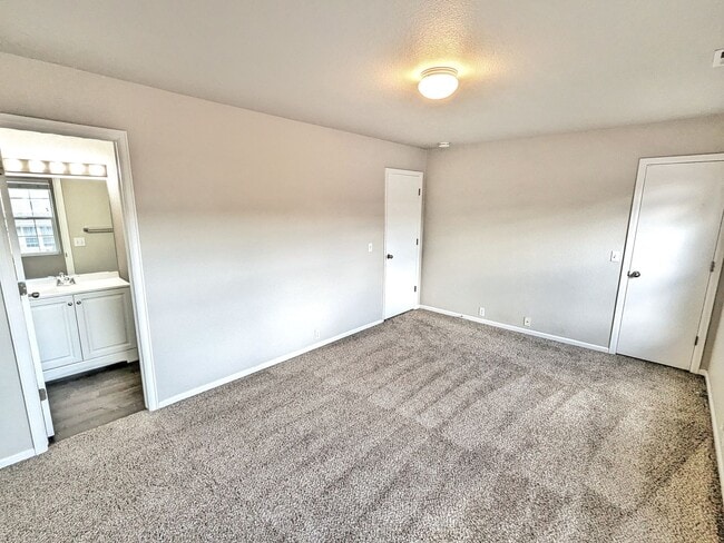 Building Photo - 2 Bedroom 2.5 Bath Townhome