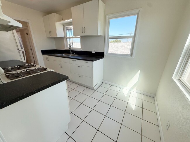 Building Photo - 1 Bed/1 Bath Upper Level Condo For Rent in Colina Del Sol!