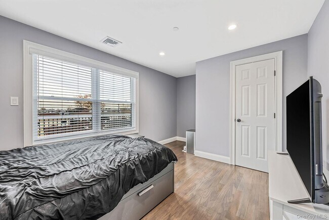 Building Photo - 449 Nassau Ave