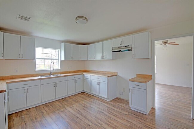 Building Photo - 213 Hosack St