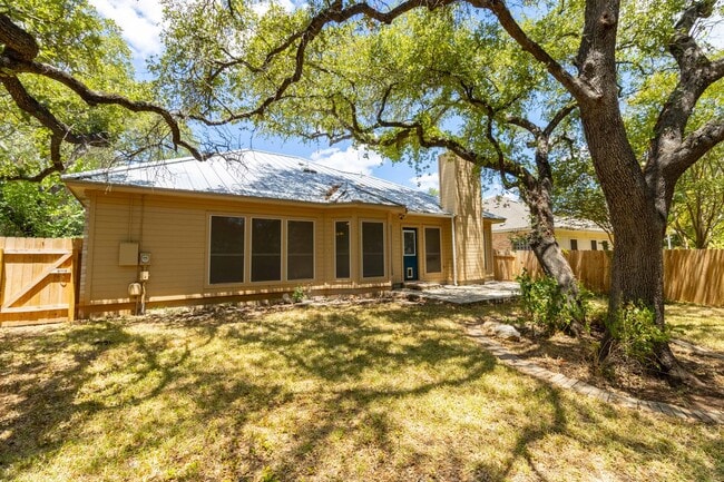 Building Photo - 4 bedroom, 2 bathroom home in South Austin!