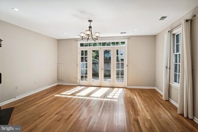 Building Photo - 450 W Glebe Rd