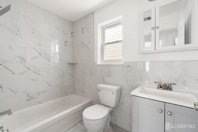 Building Photo - 496 S 18th St