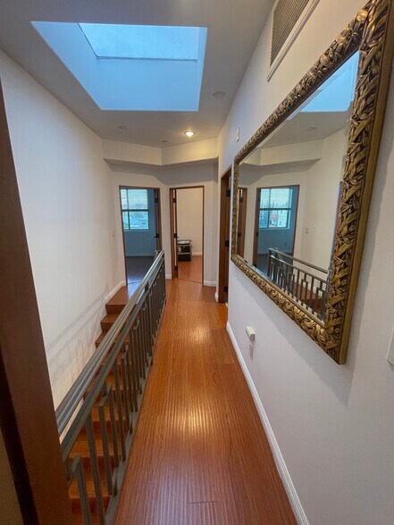 Building Photo - 5303 Satsuma Ave