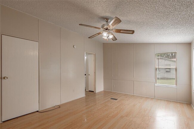 Building Photo - 1323 Avenue E
