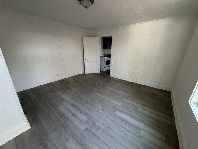 Building Photo - 202 Woodward St NE