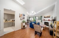 Building Photo - 2bedr 2bath Lovely light and bright condo