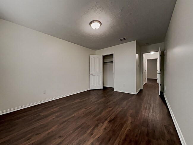 Building Photo - 2213 Oak Cir Dr N