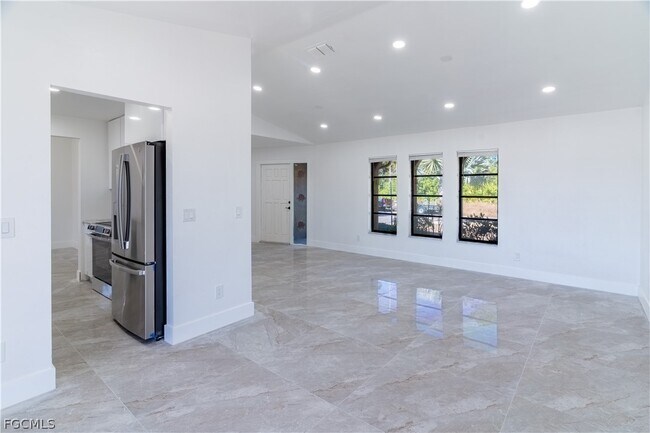 Building Photo - 720 Chavers St