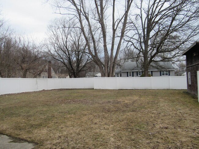 Building Photo - Dracut Beautiful 5 Bedroom Apartment Ready for Occupancy!!