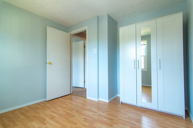 Building Photo - Commuters dream. Beautiful 3 BR 2 FB, 2 HB townhome