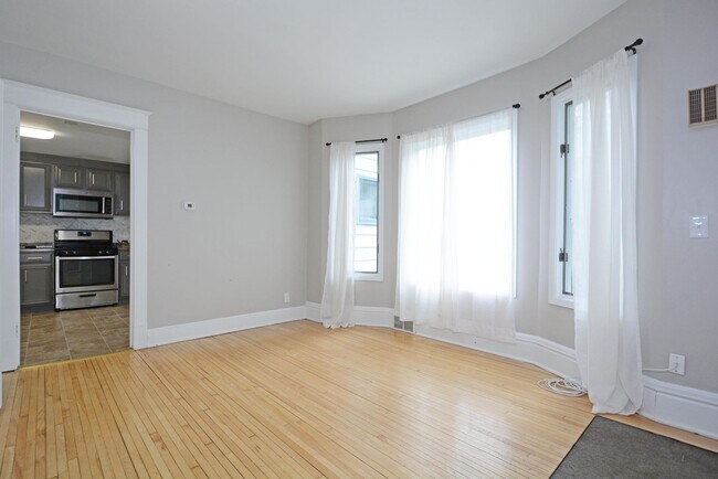 Building Photo - Beautiful 3-Bed 1.5-Bath Home Available Now in St. Paul!