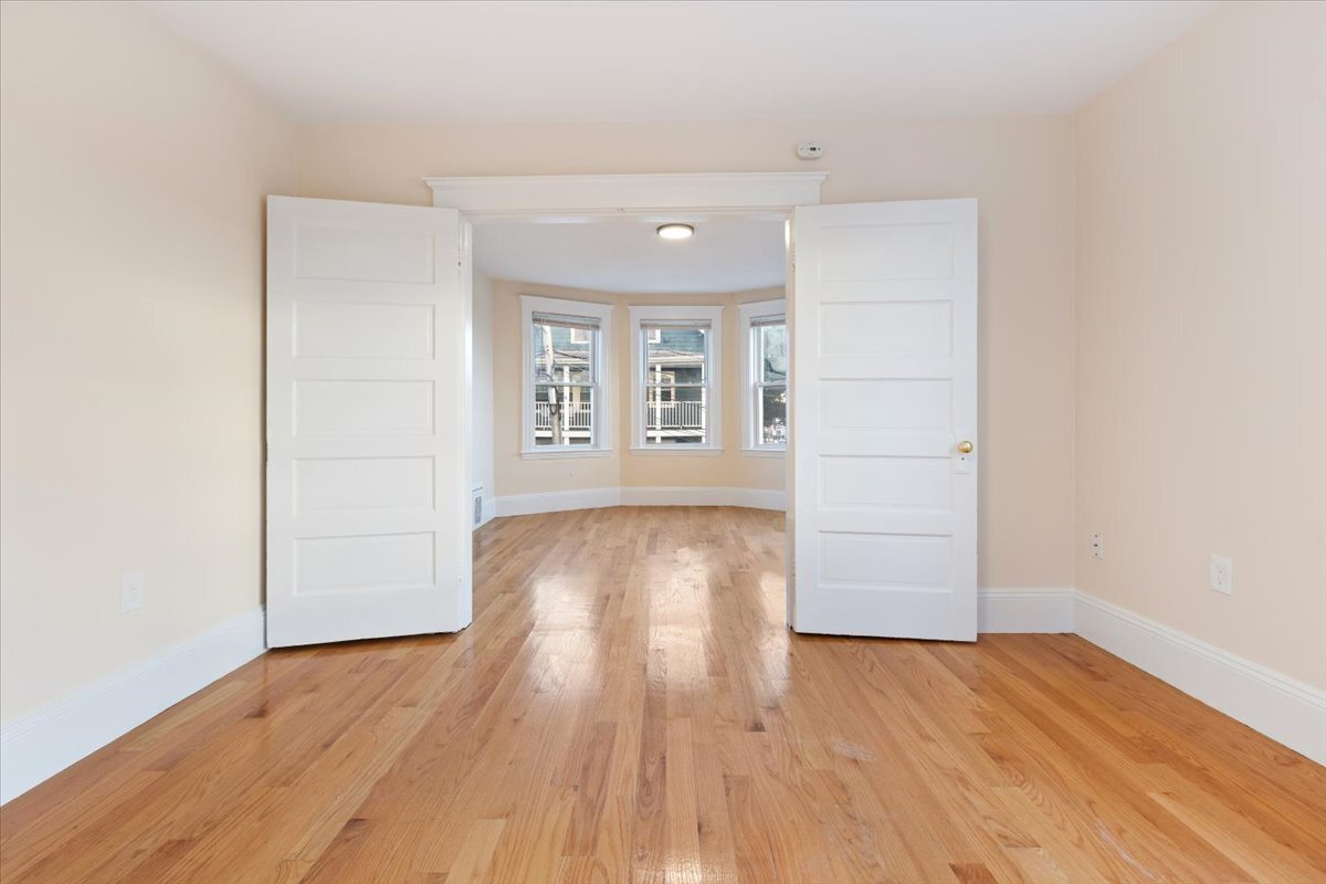 Building Photo - 52 Roslyn St